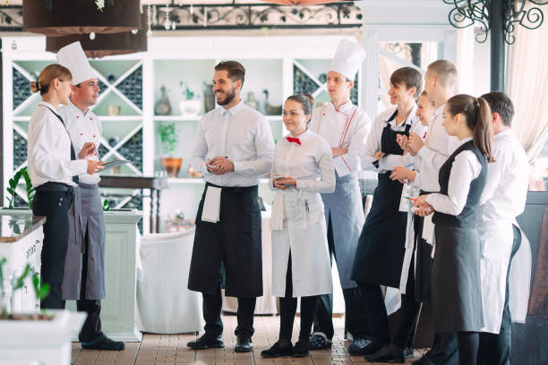 Diseñar una estrategia de servicio integral para un restaurante implica considerar varios elementos para garantizar un servicio al cliente excepcional. Jorge Guglietta Consultor de restaurantes